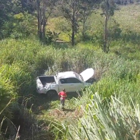 Caminhonete capota em barranco ap&oacute;s colidir com carreta, na BR-262, em Nova Serrana
