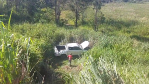 Caminhonete capota em barranco ap&oacute;s colidir com carreta, na BR-262, em Nova Serrana