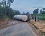 Carreta tomba, interdita BR-352 e deixa motorista gravemente ferido, em Abaeté