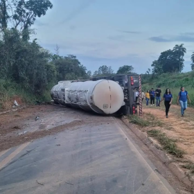 Carreta tomba, interdita BR-352 e deixa motorista gravemente ferido, em Abaet&eacute;