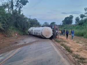Carreta tomba, interdita BR-352 e deixa motorista gravemente ferido, em Abaet&eacute;
