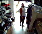 Em menos de 30 segundos, homem furta loja de roupas no Centro de Divinópolis