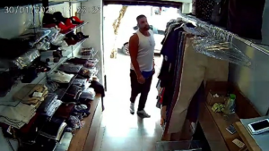 Em menos de 30 segundos, homem furta loja de roupas no Centro de Divin&oacute;polis