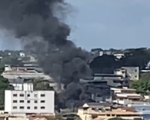 Incêndio em lote vago gera grande nuvem de fumaça em Divinópolis