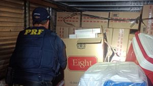 PRF apreende 125 mil ma&ccedil;os de cigarros do Paraguai na BR-262, em Nova Serrana