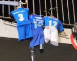 Torcedores do Cruzeiro penduram manequins em protesto a jogadores; clube emite nota