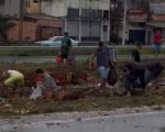 Vídeo: Caminhão tomba na BR-381 e populares saqueiam carga após acidente