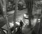 Vídeo: Em 50 segundos, ladrões furtam itens em porta-malas de carro em BH