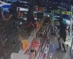 Vídeo: Gangue faz arrastão em farmácia e agride funcionário em BH; dois são detidos
