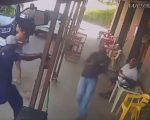 Vídeo: Motoboy é baleado em bar na Grande BH; vítima é amante de esposa do atirador