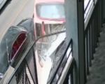 VÍDEO: Ônibus bate em muro e motorista fica preso às ferragens na Grande BH