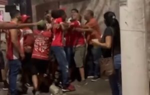 Vídeo: Presidente do Villa Nova é cercado por torcedores após rebaixamento no Mineiro