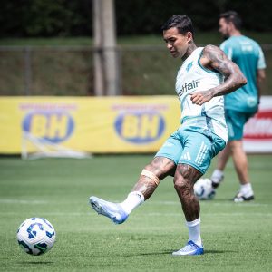 Dudu, do Cruzeiro, fala sobre a grama sint&eacute;tica.