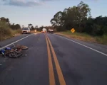 Formiga: Motociclista fica gravemente ferido em colisão com carreta durante manobra de ultrapassagem