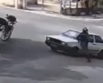 Cláudio: Guardas municipais seguram carro que descia rua desgovernado