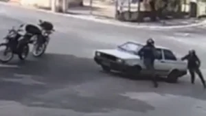 Cl&aacute;udio: Guardas municipais seguram carro que descia rua desgovernado