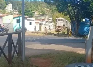 V&iacute;deo: Maquinista aciona freio de emerg&ecirc;ncia ap&oacute;s mulher parar sobre trilhos, em Formiga