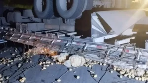 Luz: Capotamento com caminh&atilde;o carregado de batatas deixa uma v&iacute;tima fatal