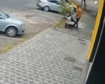 VÍDEO: Homem furta pé de jabuticaba no Centro de Divinópolis