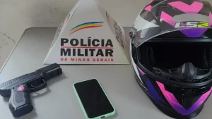Formiga: Adolescente aponta arma para motociclista e rouba moto e capacete