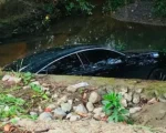 Carro cai dentro de córrego em Lagoa da Prata