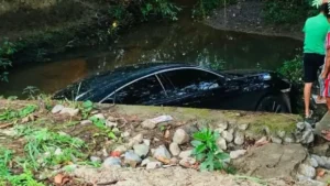 Carro cai dentro de c&oacute;rrego em Lagoa da Prata
