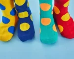 Entenda uso de meias coloridas em escolas pela conscientização da Síndrome de Down
