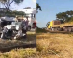 Carro fica destruído e motorista gravemente ferido em acidente com caminhão, na MG-050, em Divinópolis
