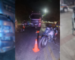 Moto da PM que estava sinalizando acidente na rodovia é atingida por carreta, na MG-431, em Itaúna