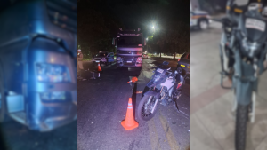 Moto da PM que estava sinalizando acidente na rodovia &eacute; atingida por carreta, na MG-431, em Ita&uacute;na