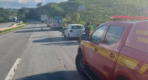 Oliveira: Acidente entre tr&ecirc;s carros e dois caminh&otilde;es &eacute; registrado na BR-381
