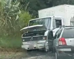 VÍDEO: Colisão entre carro e caminhão deixa homem ferido na BR-494, em Oliveira