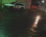 Galhos deixados em rua após poda provocam acidente em Divinópolis