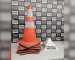 Homem furta cones de trânsito e é 'interditado' pela PM em Divinópolis