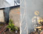 Divinópolis: bombeiros combatem incêndio em casa no bairro São João de Deus
