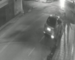 Dupla furta objetos dentro de carro, quebra buzina de alarme e foge, no bairro Bom Pastor; veja vídeo