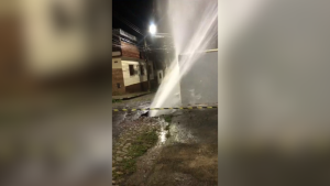 V&iacute;deo: vazamento impressiona pela for&ccedil;a da &aacute;gua, no bairro Planalto, em Divin&oacute;polis