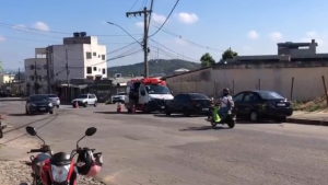 Acidente entre moto e carro deixa condutoras feridas, no Santa Rosa, em Divinópolis