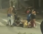 Mulher é espancada por grupo após briga em bar; homem a segurou no chão para facilitar as agressões