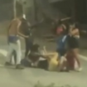 Mulher é espancada por grupo após briga em bar; homem a segurou no chão para facilitar as agressões