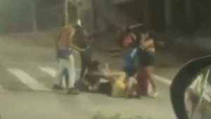 Mulher é espancada por grupo após briga em bar; homem a segurou no chão para facilitar as agressões
