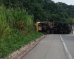 Vídeo: caminhão capota após fazer curva na BR-494, em Nova Serrana