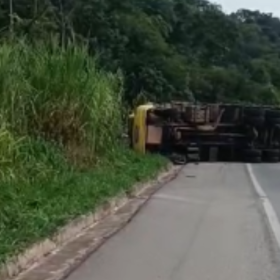 Vídeo: caminhão capota após fazer curva na BR-494, em Nova Serrana