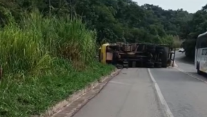 V&iacute;deo: caminh&atilde;o capota ap&oacute;s fazer curva na BR-494, em Nova Serrana