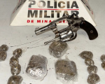 Usando tornozeleira eletrônica, homem é preso com drogas e arma, em Divinópolis
