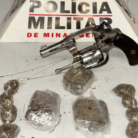 Usando tornozeleira eletrônica, homem é preso com drogas e arma, em Divinópolis