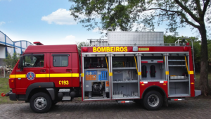 Casa pega fogo no bairro Santa Edwiges, em Ita&uacute;na; moradores suspeitam de inc&ecirc;ndio criminoso