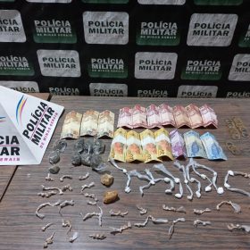 PM prende suspeito de tr&aacute;fico de drogas e apreende entorpecentes em Pomp&eacute;u