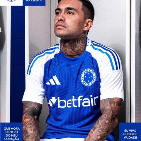 Cruzeiro lança nova camisa com o lema: “pois na realidade é um grande campeão”.