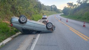Motorista perde controle e capota ve&iacute;culo na MG-050 em Pedra do Indai&aacute;